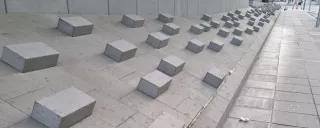 Betonquader Betonquader auf einer Fläche