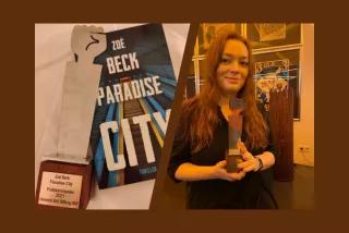 linkes Bild: Politikkrimipreis neben dem Buch Paradise City, rechts Zoë Beck mit dem Preis in der Hand