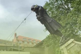 During the black lives matter protest in Bristol, the Edward Colston statue is pulled down by protesters. Shortly after this, the Edward Colston statue was rolled towards the Bristol harbour and pushed in by Pero's Bridge. Urheber/in: Sam Gillies @bestofbristol During the black lives matter protest in Bristol, the Edward Colston statue is pulled down by protesters. Shortly after this, the Edward Colston statue was rolled towards the Bristol harbour and pushed in by Pero's Bridge. Urheber/in: Sam Gillies @bestofbristol