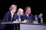 Alice Weidel (l-r), AfD-Fraktionsvorsitzende im Bundestag, Markus Frohnmaier (AfD), Bundestagsabgeordneter, und Martin Hess (AfD), Bundestagsabgeordneter, sitzen beim AfD-Sonderparteitag nach ihrer Wahl in den Landesvorstand der AfD Baden-Württemberg auf dem Podium.