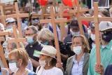 Beatrix von Storch (2.v.r., AfD), stellvertretende AfD-Fraktionschefin, nimmt ab der Demonstration «Marsch für das Leben» gegen Abtreibungen vom "Bündnis für sexuelle Selbstbestimmung, sexuelle Vielfalt und bunte Lebensentwürfe" teil und hält ein Kreuz in der Hand.