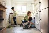 1 Mann und 1 Kind machen Hausarbeit